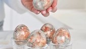 AKO STE VIDELI LEPŠE OFARBANA JAJA, JAVITE NAM: Trik je u seckanim papirićima! (VIDEO)