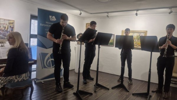 ОТВОРЕНА СЕЗОНА ПРОЛЕЋНИХ КОНЦЕРАТА: Ђаци музичких школа свирали у Кући Ђуре Јакшића