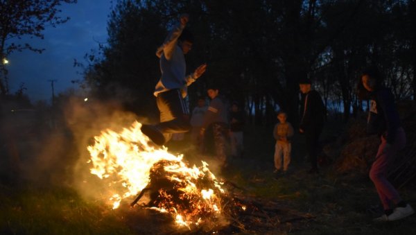 ЛАЗАРИЦЕ СУ ВЕЧЕРАС ГОРЕЛЕ ПО КИКИНДИ: Старији деци приредили обичај паљења ватре уочи Врбице (ФОТО/ВИДЕО)