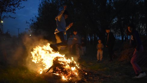 LAZARICE SU VEČERAS GORELE PO KIKINDI: Stariji deci priredili običaj paljenja vatre uoči Vrbice (FOTO/VIDEO)