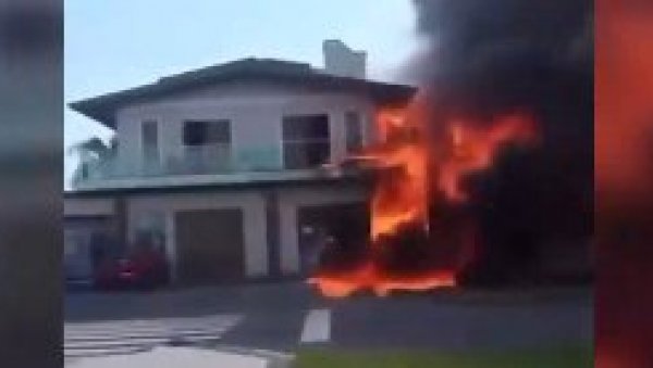 (УЗНЕМИРУЈУЋИ ВИДЕО) Авион пао на кућу, има погинулих