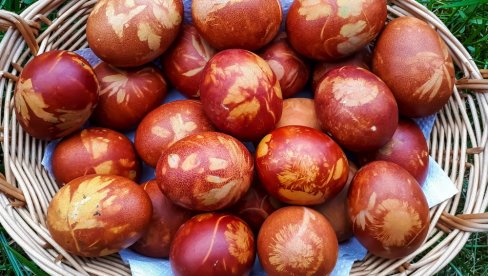 КАКО СЕ ФАРБАЈУ ЈАЈА У ЛУКОВИНИ? Спој природе и традиције