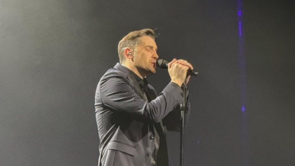 НА КОНЦЕРТУ ПРЕМИЈЕРА НОВЕ ПЕСМЕ ДА НЕКО ПИТА: Мирза Селимовић одржао други солистички наступ у Плавој дворани (ФОТО)