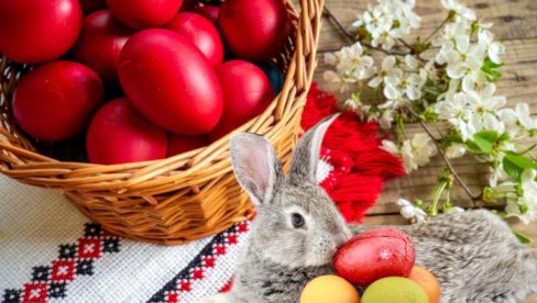 ИЗА СТАРИХ ОБИЧАЈА СЕ КРИЈЕ ЈАКА СИМБОЛИКА: Ево зашто се за Ускрс фарбају јаја и шта предстваљају зец и црвена боја
