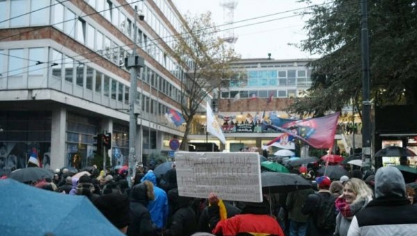 МАРТИНА ТРУЈЕ НАРОД ДОК ЈОЈ ТАТИЦА ШУРУЈЕ СА ШТИМЦЕМ! Чуметова ћерка продавала лекове на црно