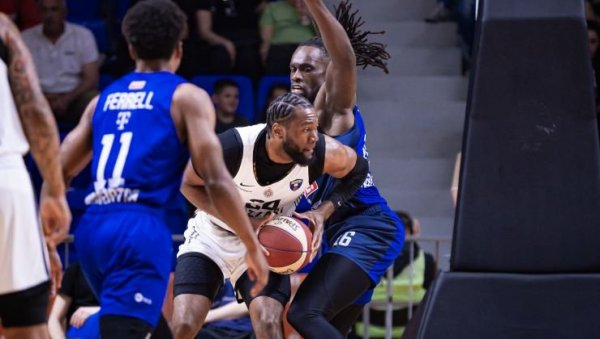 ПАРТИЗАН ИЗГУБИО У АБА ЛИГИ И ПАО СА ВРХА ТАБЕЛЕ: Будућност после велике борбе срушила црно-беле (ФОТО)