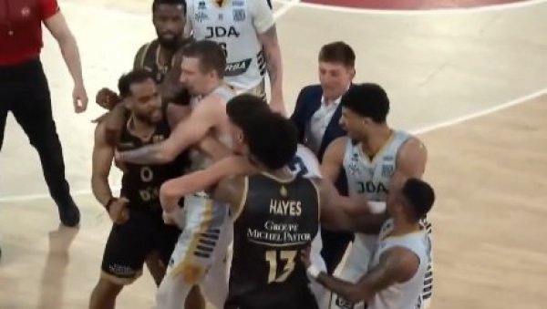 ХАОС НА УТАКМИЦИ У ФРАНЦУСКОЈ: Побили се кошаркаши Монака и Дижона (ВИДЕО)