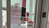 NALEPNICE I CRNA LISTA STUDENATA: Oblepljena ulazna vrata rektorata u Novom Sadu (FOTO)