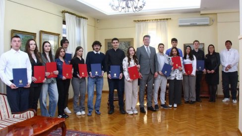 ЗА НАЈБОЉЕ СТУДЕНТЕ ШАПЦА: Потписани уговори о стипендирању