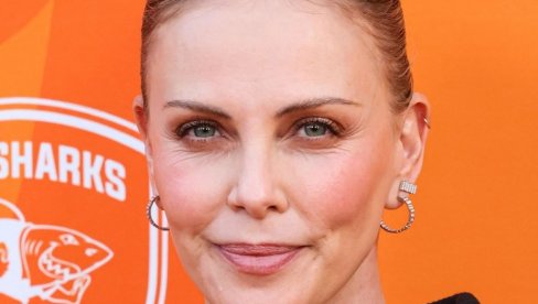 FATALNA GLUMICA SE POJAVILA U BIKINIJU I ZAPALILA INTERNET: Ima 50 godina i izgleda kao boginja! (FOTO)