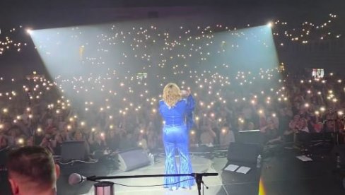 PEVAM SRCEM KAO I UVEK: Neda Ukraden razgalila masu u krcatoj Areni (FOTO)