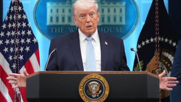 Прво је био Христос који лечи, а сада је Божја карта: Трамп наставља да шокира својим објавама (Фото)