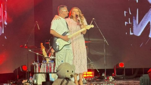 NEOČEKIVANO IZNENAĐENJE VEČERI: Viki Miljković druga specijalna gošća na koncertu Magla benda (FOTO)