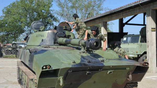 ХАУБИЦЕ ЈАЧАЈУ УДАР: Обука артиљеријских дивизиона ВС на полигону код Краљева