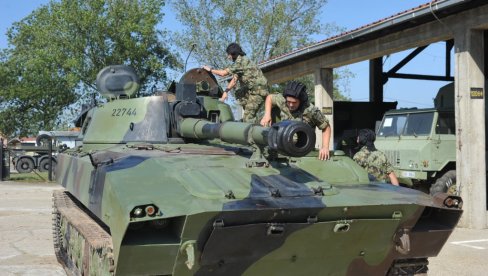 ХАУБИЦЕ ЈАЧАЈУ УДАР: Обука артиљеријских дивизиона ВС на полигону код Краљева