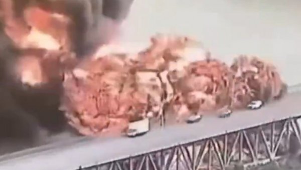 ЕКСПЛОДИРАЛА ЦИСТЕРНА, ИМА МРТВИХ: Снимљен моменат стравичног праска, пожар букнуо у секунди (ВИДЕО)