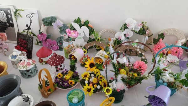 СТОЛОВИ ПУНИ ШАРЕНИЛА: Пацијенти Специјалне затворске болнице у Београду израдили предмете за  Васкршњу изложбу