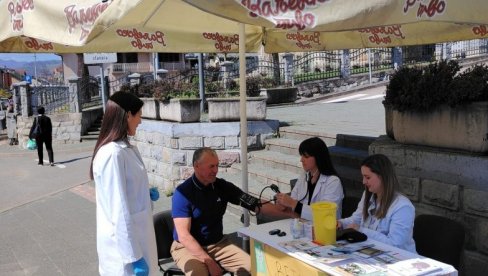 ЗАШТО ЈЕ КРВНИ ПРИТИСАК ВИШИ УЈУТРУ? Лекари дају одговор