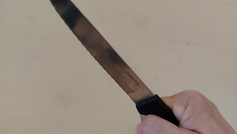 IZBO NOŽEM DVOJICU BRAĆE NA PALILULI: Hteo da povredi bivšu partnerku, koja ga je prijavila zbog pretnji