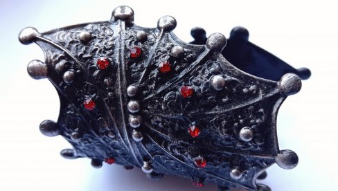 NAKIT ZA ŽENE ZMAJEVE: Nova kolekcija primenjene umetnosti Marija Miloradović -Zei u Galeriji Singidunum