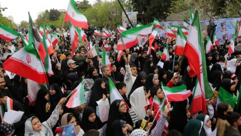 POSLE TRAMPOVE BRUTALNE PRETNJE: Pogledajte nestvarne scene iz Irana (VIDEO)