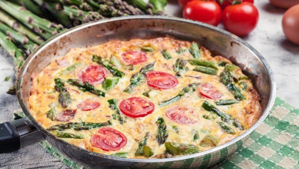 ПРСТЕ ДА ПОЛИЖЕТЕ: Омлет са шпарглама