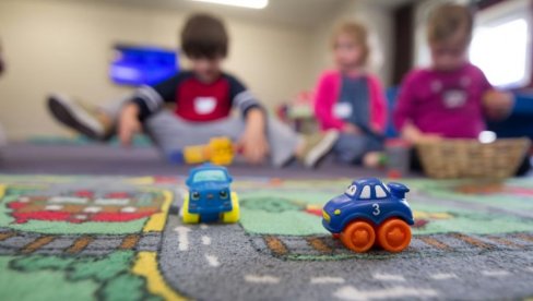 Šest i po decenija PU “Perka Vićentijević“ u Obrenovcu: Mališani iz 8 vrtića učestvovali u svečanom programu