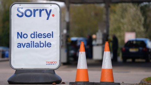 ПОЧЕЛИ НЕМИРИ, ВОЈСКА НА УЛИЦАМА! Европа на ивици кризе горива: Цене на пумпама пробиле психолошку границу