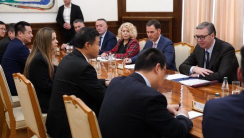 VAŽAN SASTANAK: Vučić razgovara s predstavnicima korporacije Šendong haj spid grup (FOTO)