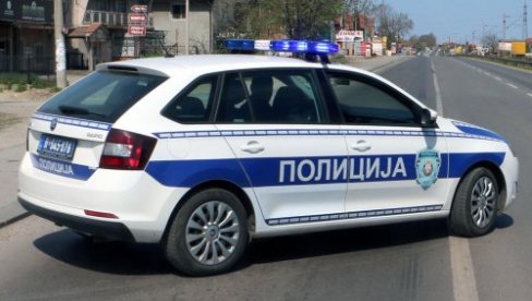 PRONAĐEN MRTAV MUŠKARAC U PARKIRANOM AUTU: Telo zatečeno preko puta zgrade MUP-a