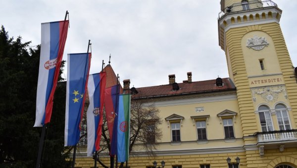 КИКИНДА И ЧОКА ИСТАКЛЕ РОМСКЕ ЗАСТАВЕ: Званични обележавање Светског дана Рома