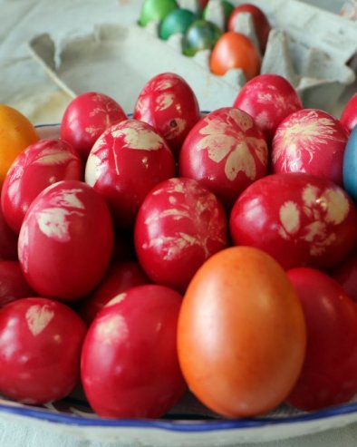 СИМБОЛИКА ВАСКРСА: Шта је чуваркућа и зашто се јаја фарбају у црвено