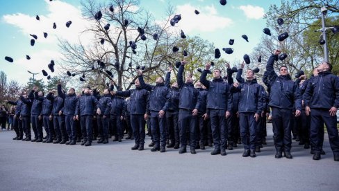 SPREMNI DA STANU TAMO GDE JE NAJTEŽE: Ivica Dačić na promociji 19. klase Osnovne obuke vatrogasno-spasilačkih jedinica, primljeno 157 novih