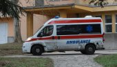 AUTOMOBIL UDARIO MAJKU I DETE NA BANOVOM BRDU: Žena ostala da leži na ulici i ne pomera se