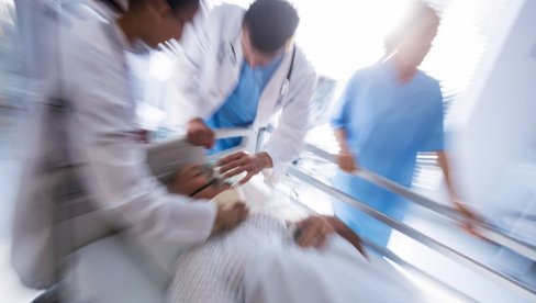 САМО СЕ ЧУО ТУП УДАРАЦ, А ОНДА СМО ВИДЕЛИ ЧОВЕКА КАКО ЛЕЖИ Хорор у Прокупљу: Мушкарац пао са зграде