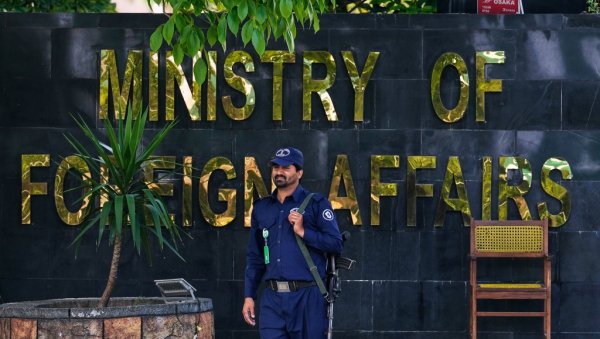 УПРКОС ПРОТИВЉЕЊУ ЈАВНОСТИ: Иранска делегација стиже у Пакистан на разговоре