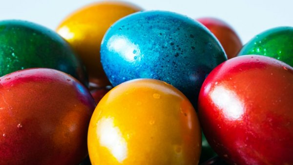 МАЛИ ТРИК ЗА БЕСПРЕКОРНУ БОЈУ: Пре фарбања јаја урадите једну ствар и резултат ће вас одушевити