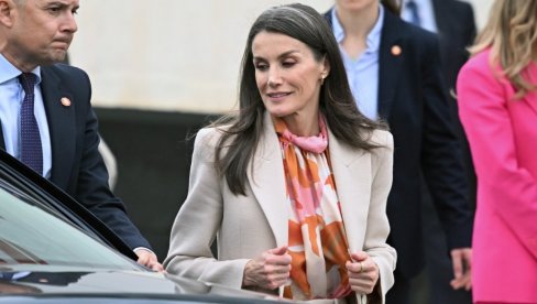 КРЉИЦА ЛЕТИЦИЈА НЕ ОДУСТАЈЕ ОД СЕДЕ КОСЕ: Појавила се у пролећном оделу и ципелама које су се вратиле на велика врата (ФОТО)