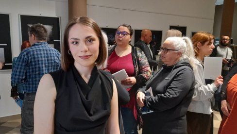 TRAG LIČNOG I UMETNIČKOG RAZVOJA: Prva samostalna izložba fotografija mlade umetnice Mine Kostadinović iz Leskovca