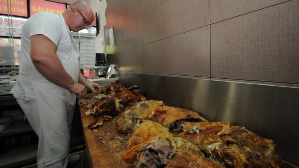 ДА ПЕЧЕНИЦА ЗАМИРИШЕ, ПА НЕК ГОРИ ЏЕП: Цене меса на ражњу пред Васкрс као лане, у печењарама задовољни наруџбинама