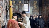 PO TRADICIJI STAROJ VEKOVIMA, NA VELIKI ČETVRTAK: Čuvene ratarske sveće stigle u Manastir Tronošu, zadužbinu Nemanjića (FOTO)
