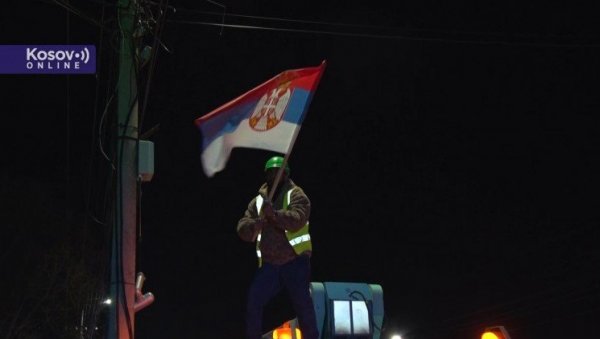 КУРТИЈЕВА ПРОВОКАЦИЈА ПРЕД ВАСКРС: У Грачаници уклањају српске заставе уз асистенцију полиције