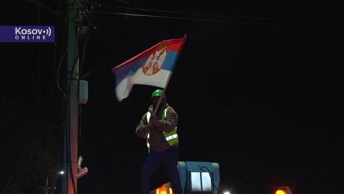 КУРТИЈЕВА ПРОВОКАЦИЈА ПРЕД ВАСКРС: У Грачаници уклањају српске заставе уз асистенцију полиције