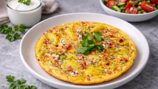 КРОМПИР ТОРТИЉА СА ЛУКОМ И ШУНКОМ: Једноставан и заситан доручак