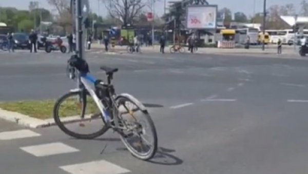 ВРХУНАЦ БЕЗОБРАЗЛУКА БЛОКАДЕРА: Пошто више нема људи који би стали уз њих у малтретирању грађана блокадама, поставили су бицикле и моторе