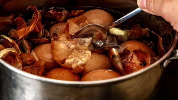 СПАСИТЕ ШЕРПЕ ПОСЛЕ ФАРБАЊА ЈАЈА: Трик скида најтврдокорнију боју за пет минута