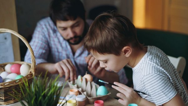ЕВО КАКО ДА СКИНЕТЕ ФАРБУ ОД ЈАЈА СА ПРСТИЈУ У ЈЕДНОМ ПОТЕЗУ: Решење имате већ у кухињи