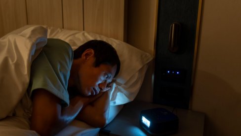 STRUČNJAK OBJAŠNJAVA: Zašto ljudi noću ne mogu da se odvoje od telefona?