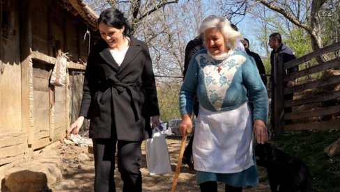 PAŽNJA VASKRS ULEPŠALA: Baka Velinku (87) sa Cera posetila delegacija iz Loznice