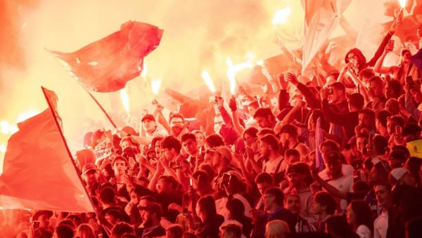 ХАОС У ФРАНЦУСКОЈ! Навијачи Марсеја одлепили због промене грба, управа осетила њихов бес (ФОТО)